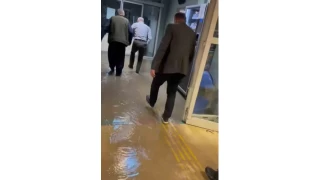 Şemdinli'de sağanak etkili oldu, hastaneyi su bastı