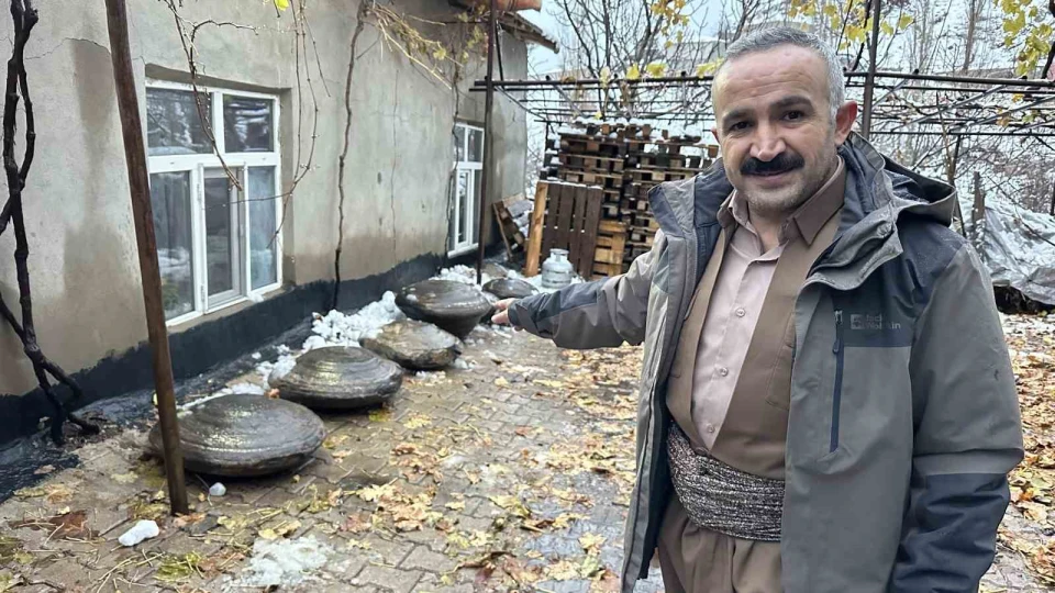 Şemdinli'nin yol çalışmasında bulunan gizemli taşları araştırılmayı bekliyor