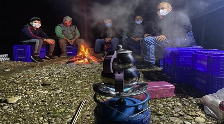 Seralarda silahlı nöbet tutuyorlar