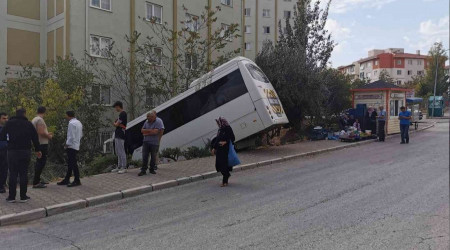 Servis minibüsü bahçeye düştü: 1 ölü