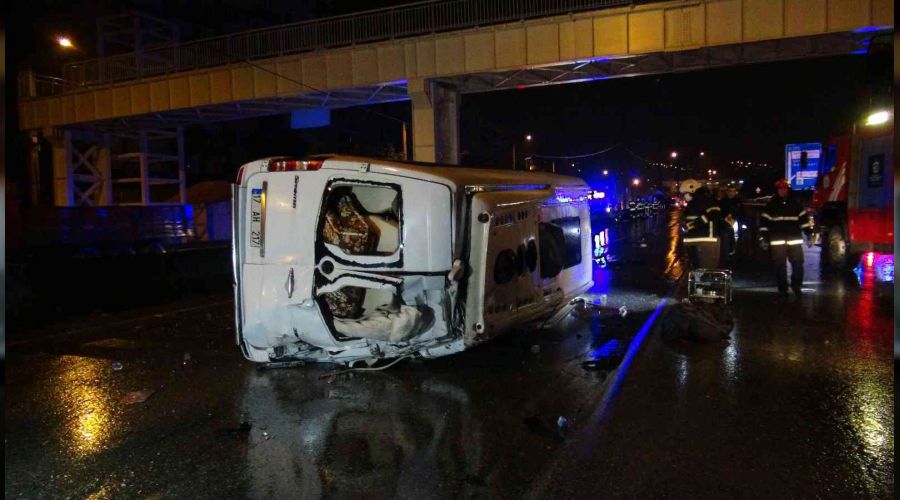 Servis minibüsüne akaryakıt tankeri çarptı: 1 ölü, 1 yaralı