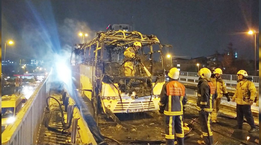 Seyir halindeki midibüs alevlere teslim oldu