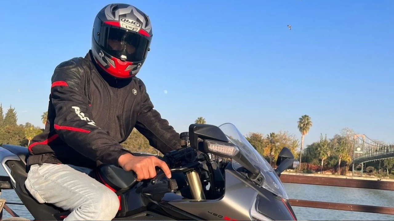 Seyir halindeyken devrilen motosikletin s�r�c�s� hayat�n� kaybetti