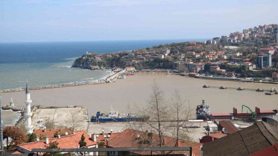 Şiddetli yağış sonrası liman sarıya boyandı