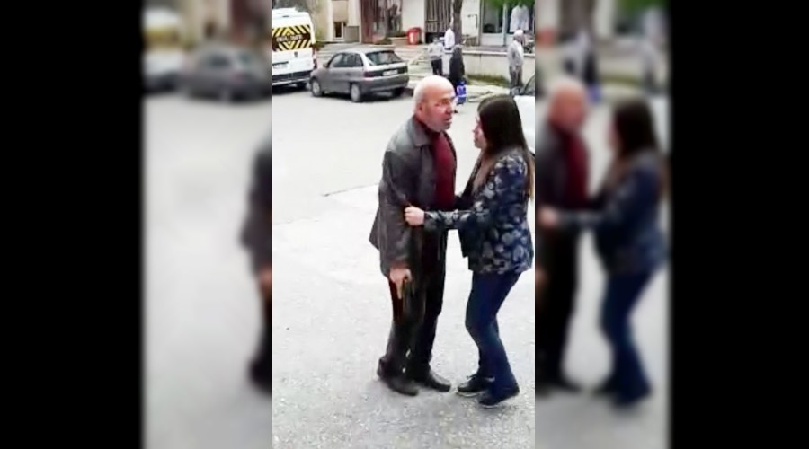 Silah �eken babay� k�z� ikna etti   