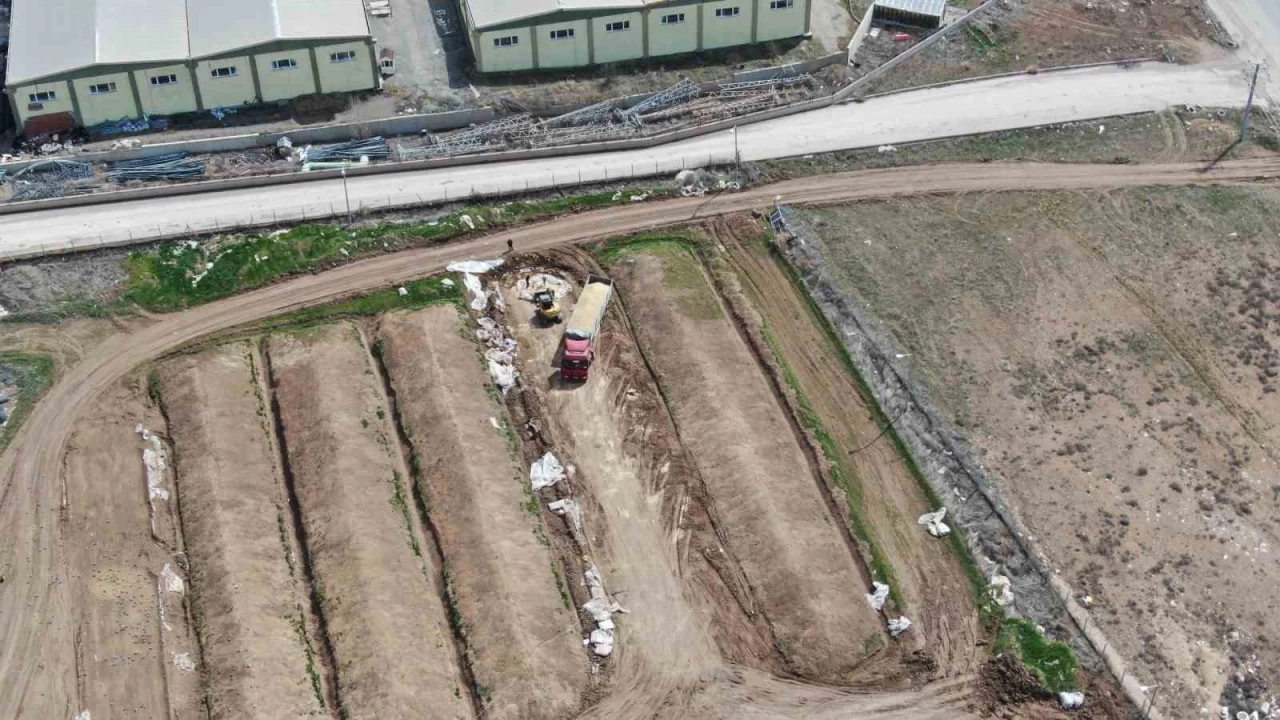 Silolara sığmayınca toprağa gömülmüştü