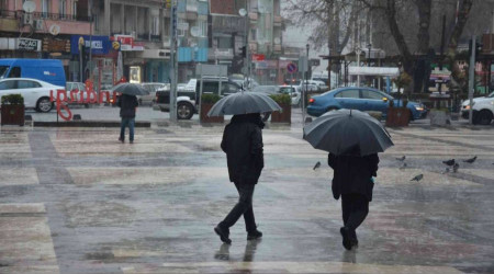 Sındırgı'da yağmur ve kar etkili oldu