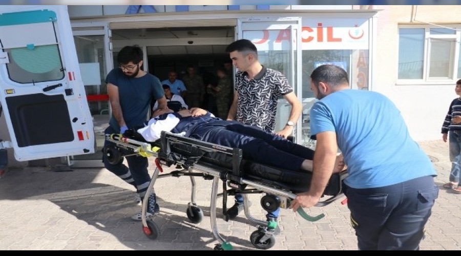 S�n�rda askeri ara� �arampole devrildi