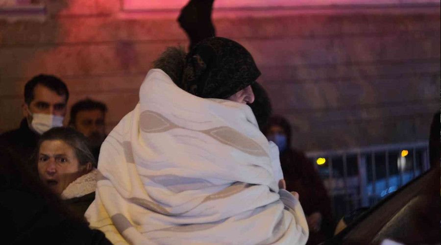 ili'de 4 katl binada yangn: Yal kadnlar itfaiye ve vatandalar kurtard