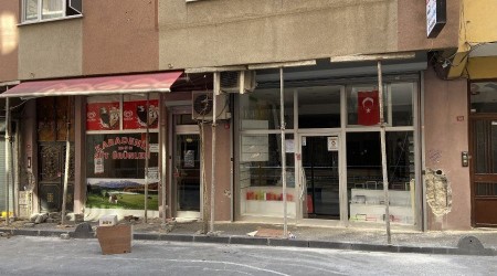 Şişli'de çökme riskine karşı boşaltılan binanın ön kısmı demirler ile desteklendi