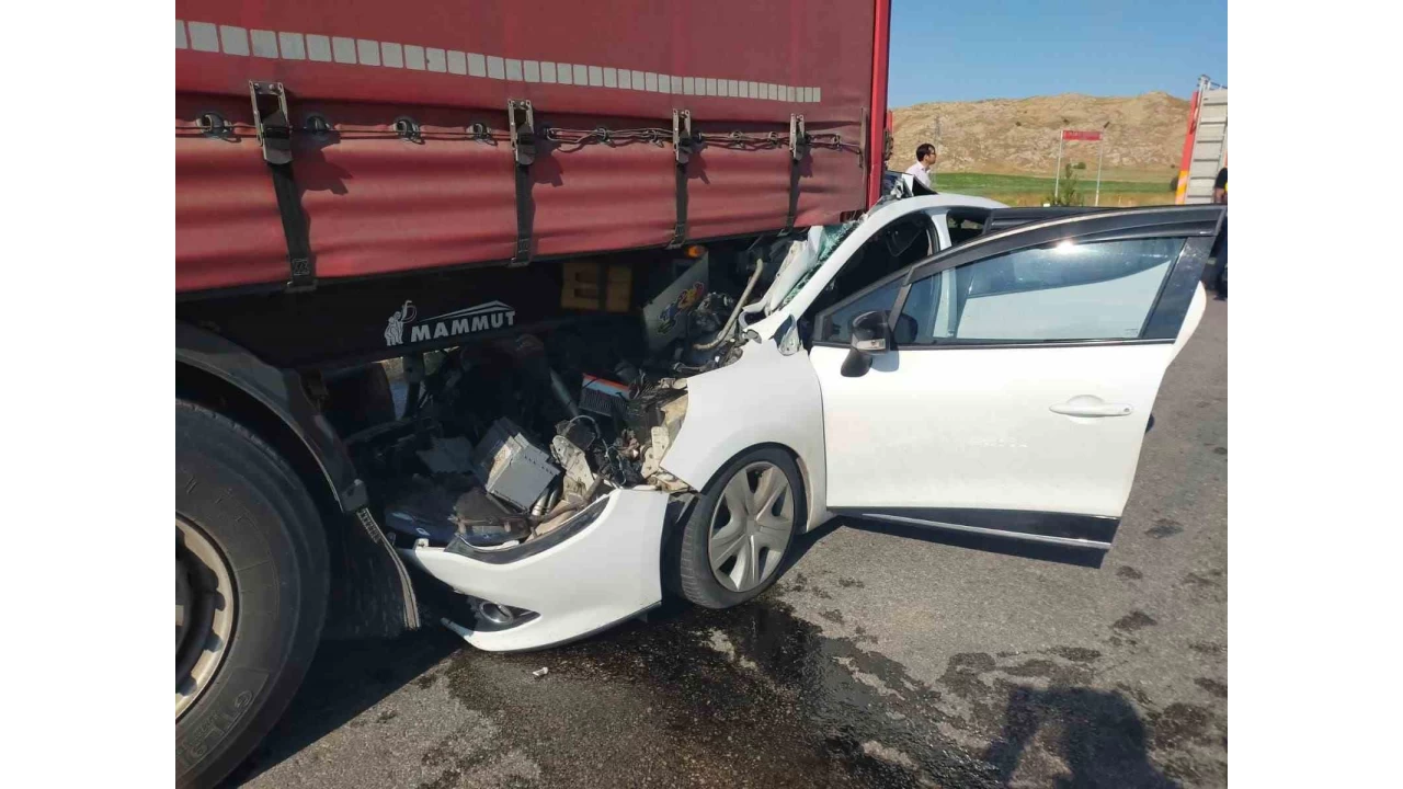 Sivas'ta otomobil t�ra �arpt�: 1 �ocuk �ld�