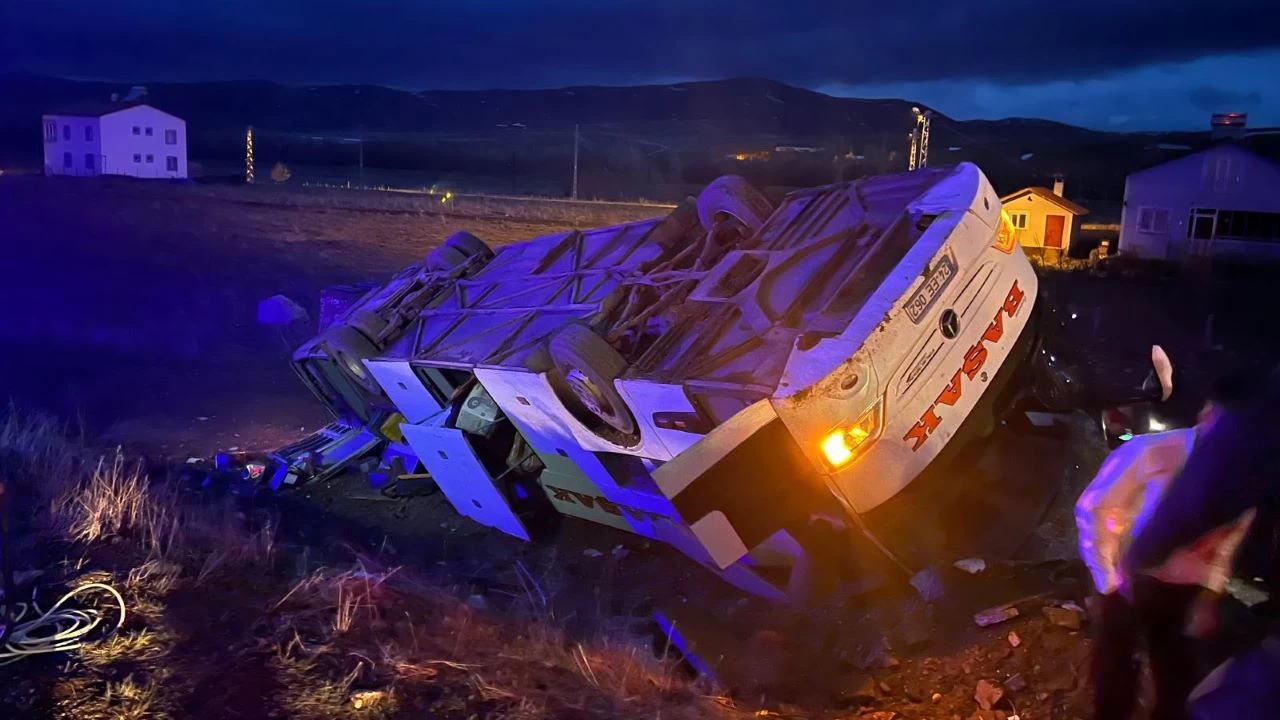 Sivas'ta yolcu otob�s� devrildi, 2 ki�i �ld�, 18 ki�i yaraland�