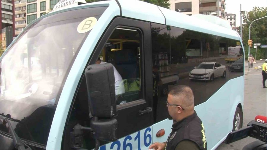 Şoför olarak bindiği minibüsten yoklama kaçağı olarak çıktı