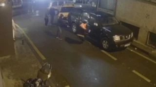 Sokak ortasında silahlı saldırı kamerada: Yürüyüşünü beğenmedim, bacaklarından vurdum