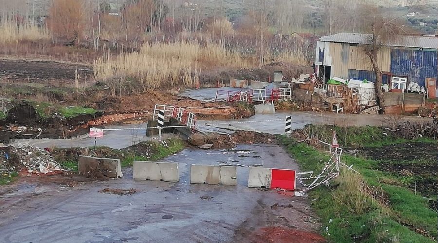 Soma'da köprü aşırı yağışa dayanamadı