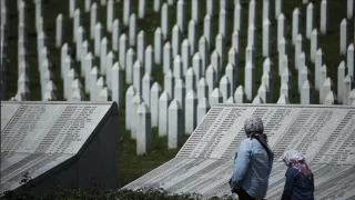 Srebrenitsa'da toprağa verilecek 14 soykırım kurbanı için mezar yerleri kazıldı