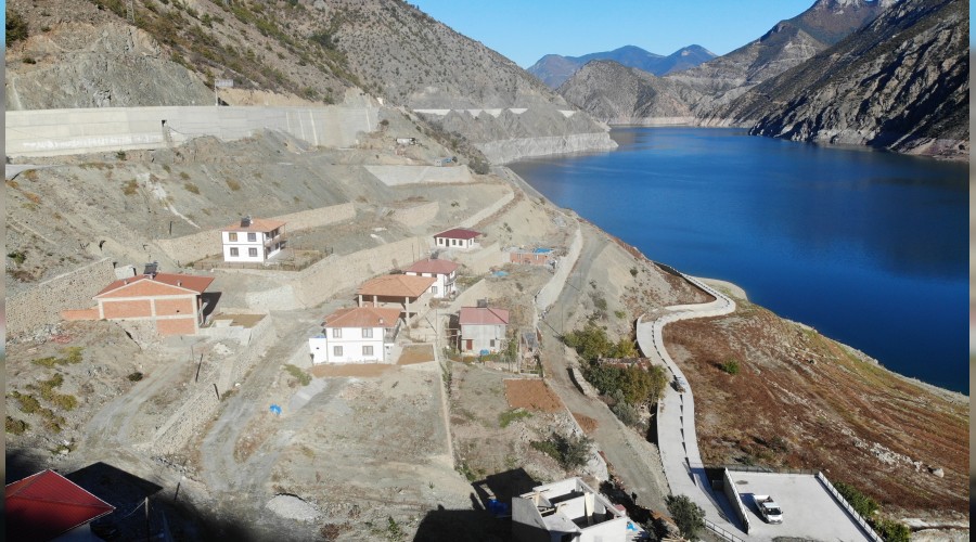 Sular alt�nda kalan k�ylerini terk etmediler