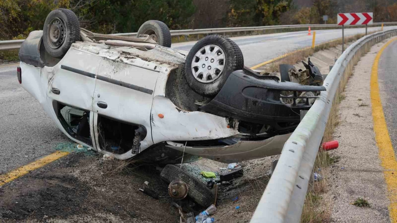 Takla atan otomobil alev aldı: 2 yaralı