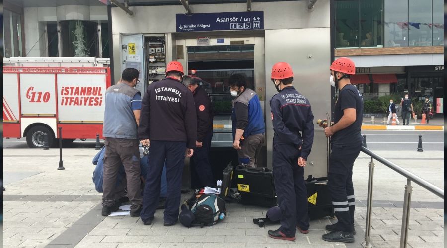 Taksim Metro asans�r�nde korku dolu anlar