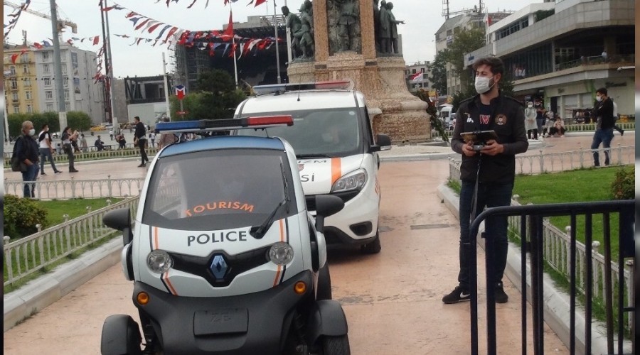 Taksim'de drone ile maske ve sosyal mesafe uyars