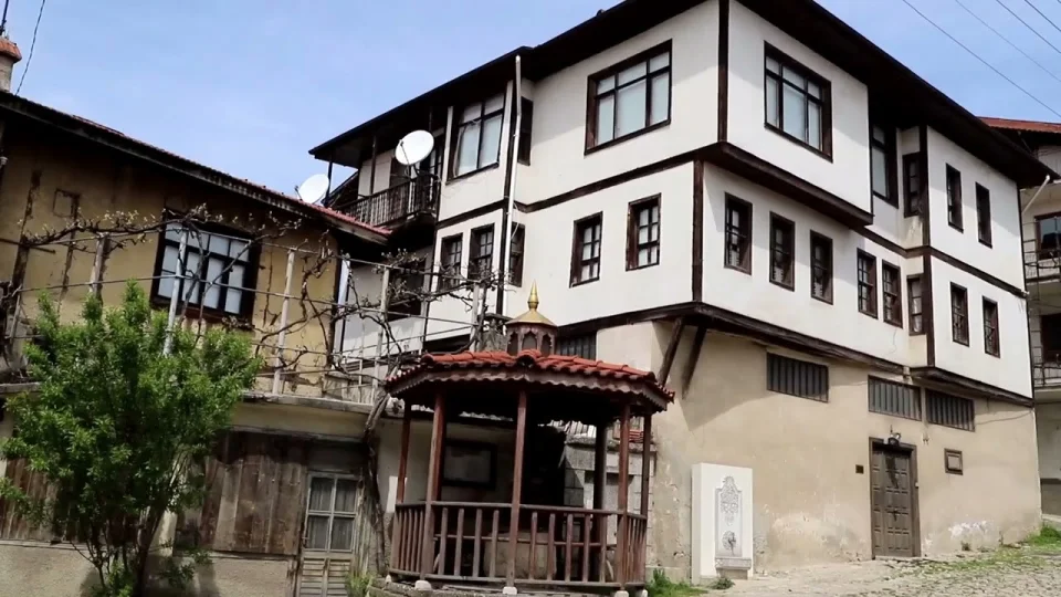 Tarihin ahşaba, doğanın taşa yazıldığı yer: Bulak Köyü