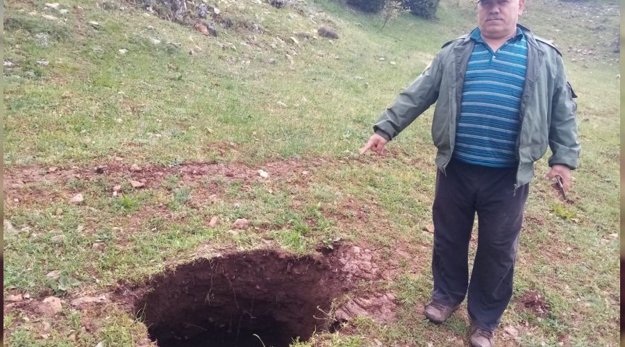 Tarlada oluşan 10 metrelik çukur vatandaşları tedirgin etti