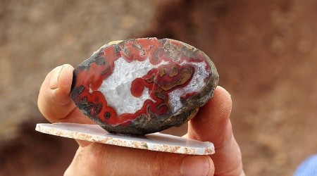 Taşımız bile kıymetli ama!