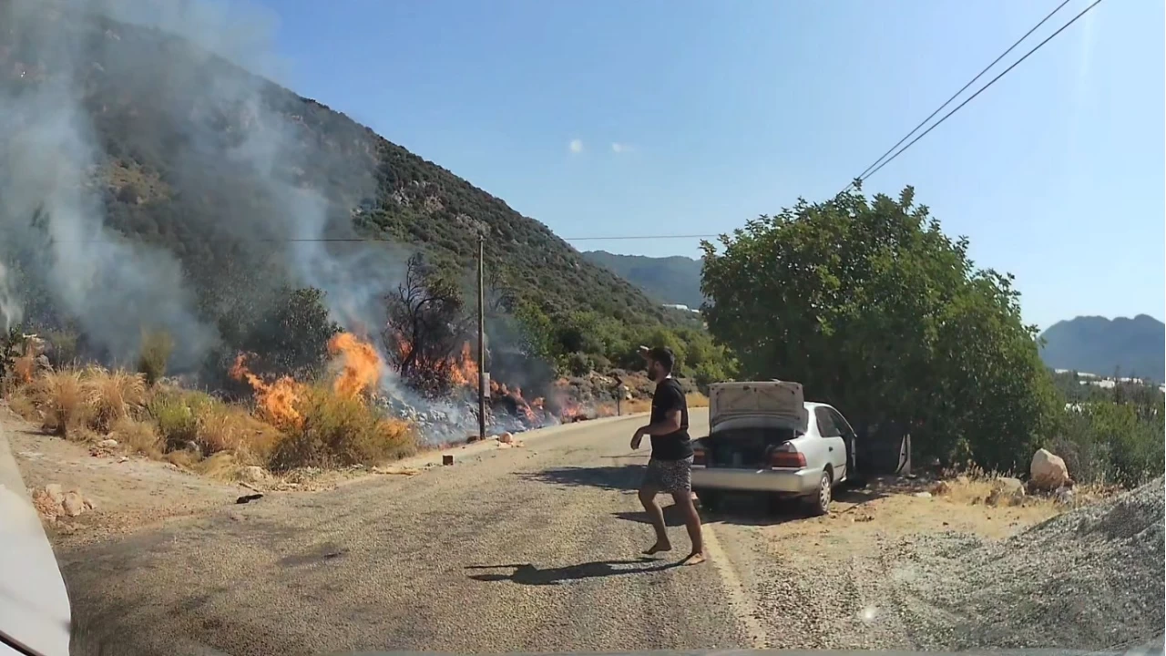 Tatilci aile alevlere yang�n t�p�yle m�dahale etti