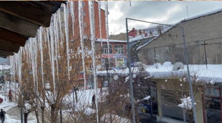 Tatvan'da buz sarkıtlarının boyu 1 metreyi buldu