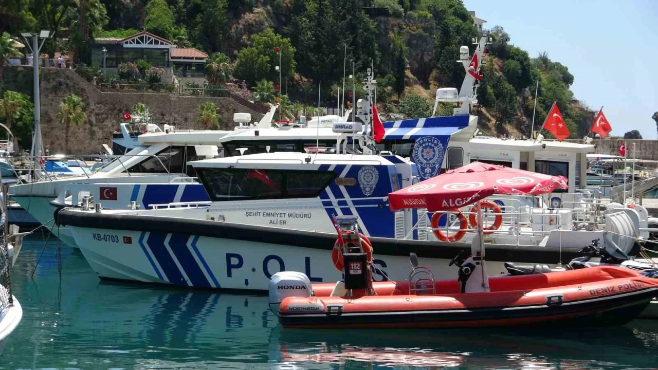 Tekne turunda yaralanan turistin yardmna deniz polisi yetiti