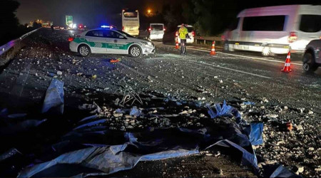 Tır köprüye çarptı, 8 araç hasar gördü