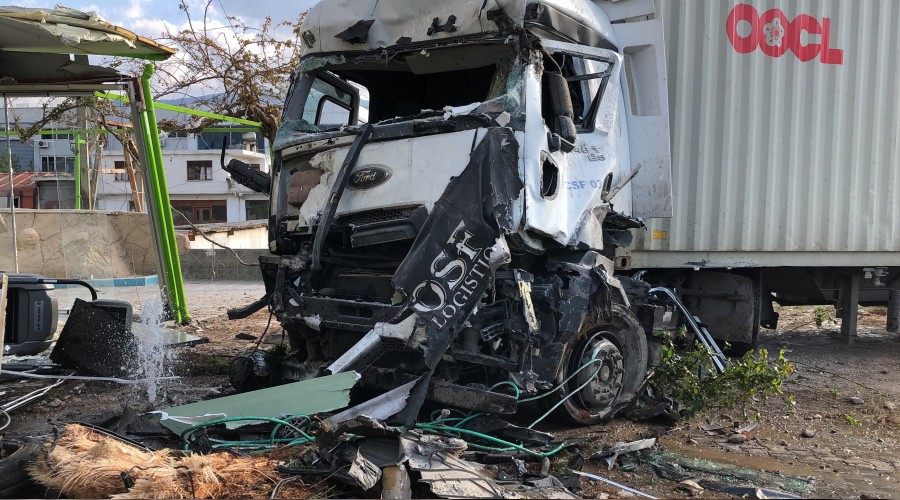 TIR uygulama noktas�na dald�: 5 �l�, 23 yaral�