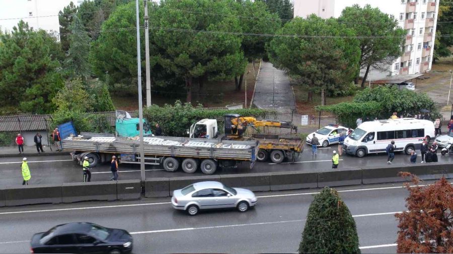 Tır yolu kapatınca trafik felç oldu