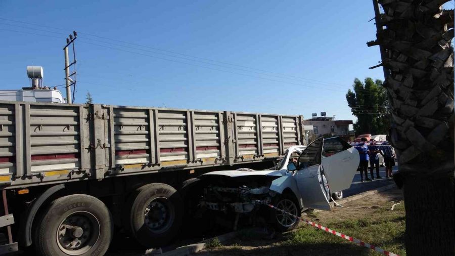 Tıra arkadan otomobille çarpan 3 genç hayatını kaybetti