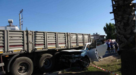 Tıra arkadan otomobille çarpan 3 genç hayatını kaybetti