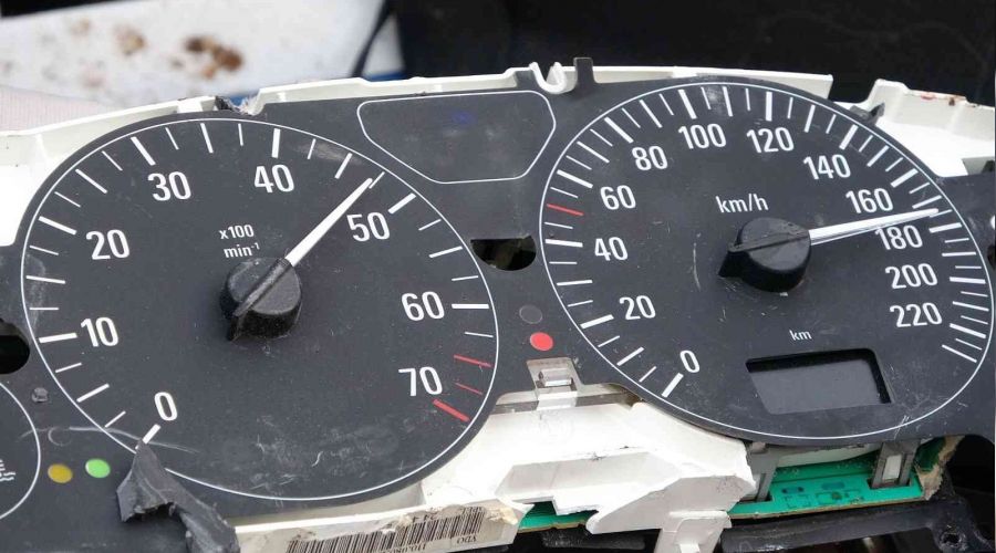 Tıra çarptı, hız göstergesi 180'de takılı kaldı: 2 ölü, 1 yaralı