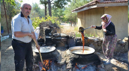 Toroslar'da pekmez kazanları kaynıyor