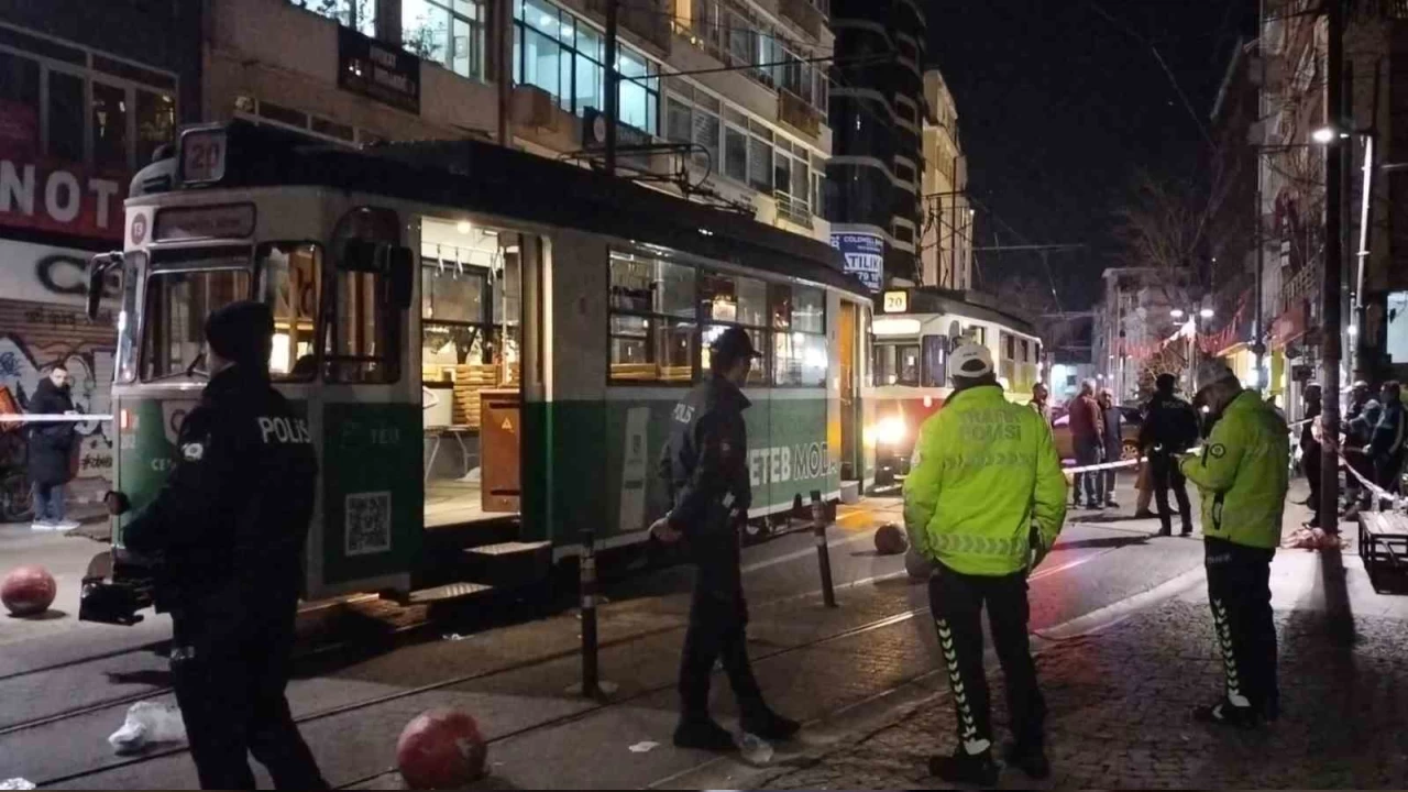 Torununu kurtarmak isterken tramvayın altında kalan kadın öldü