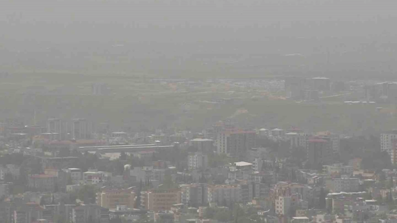 Toz bulutu Adıyaman'ı etkisi altına aldı