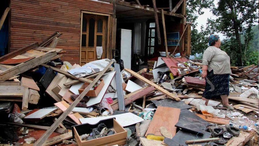 Trabzon'da içerde eşyaları çıkartılmadan evleri yıkıldı