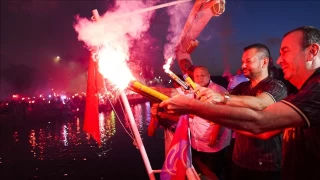 Trabzonspor taraftarı İstanbul'u aydınlattı