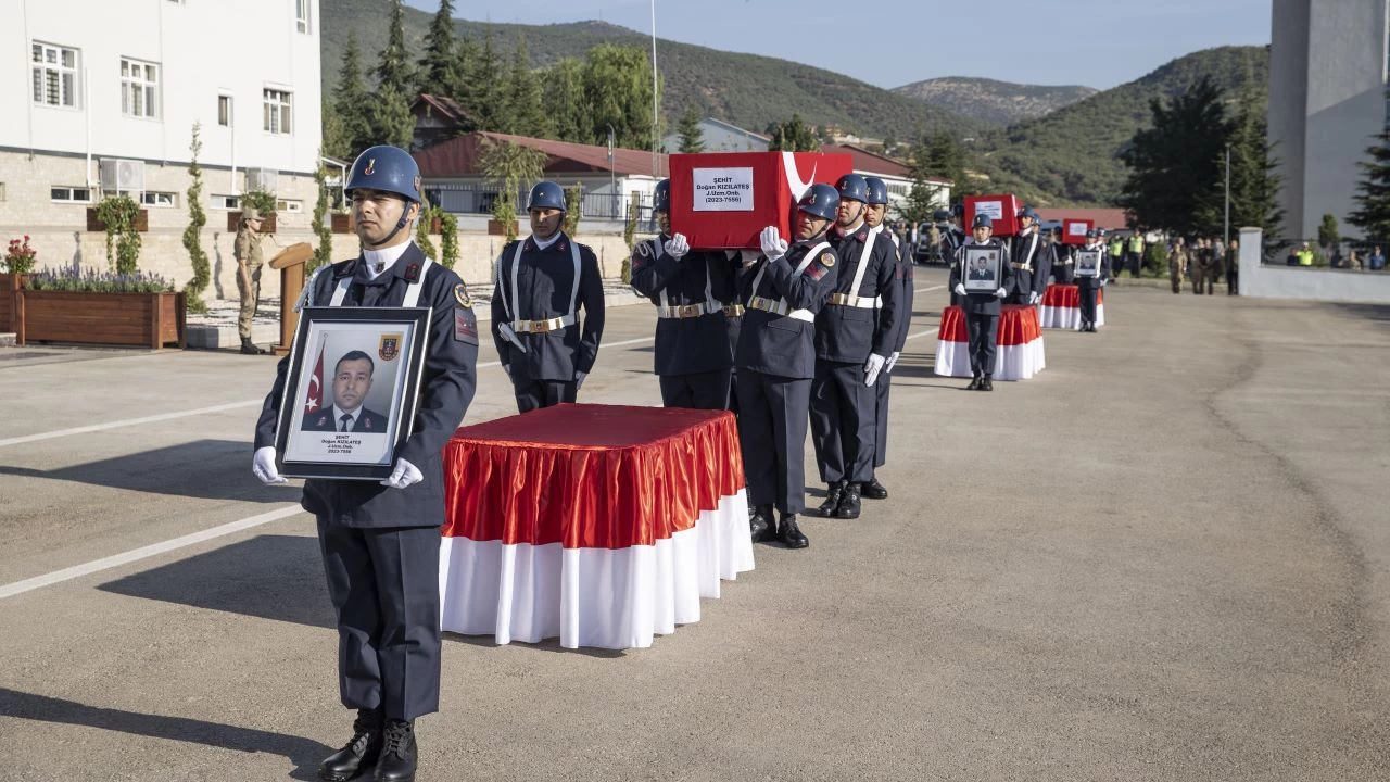 Trafik kazas�nda �ehit olan askerler i�in Tunceli'de t�ren d�zenlendi