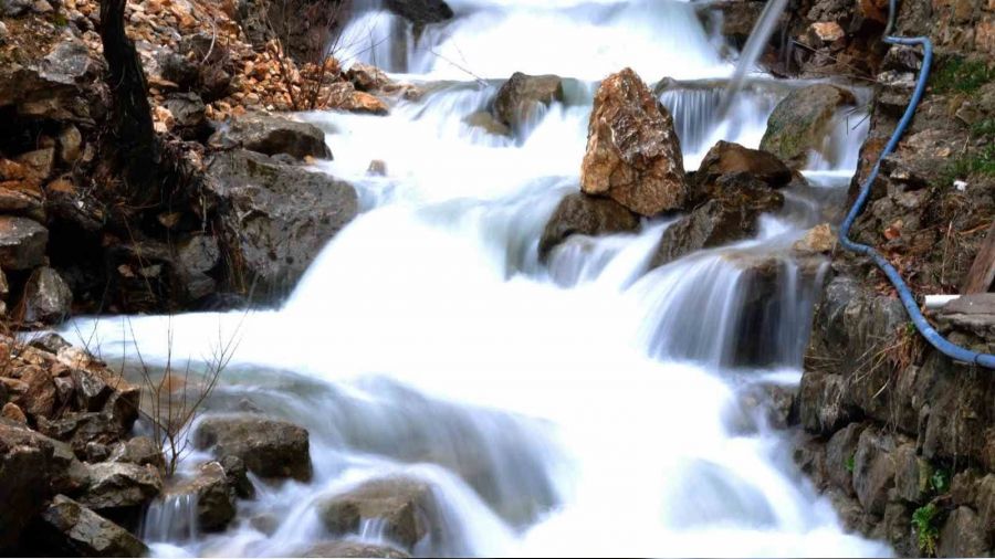 Tunceli'de Zenginpınar Şelalesi baharla coştu