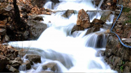 Tunceli'de Zenginpınar Şelalesi baharla coştu