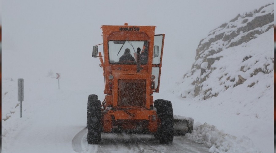 Tunceli'ye kar yağdı, 31 köy yolu kapandı
