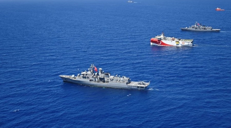 T�rk Deniz Kuvvetleri Oru� Reis'e refakat ediyor