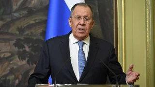  T�rkiye'nin deniz ticaretinin hedef al�nmamas� i�in bir anla�maya var�lmas� gerekti�ini dile getirdi�ini belirten Lavrov, sald�r�lar� ba�latan Rusya olmad��� mesaj�n� verdi