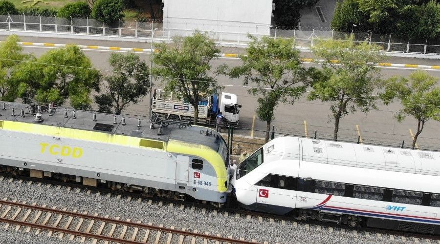 Tuzla'da kafa kafaya gelen trenler havadan g�r�nt�lendi