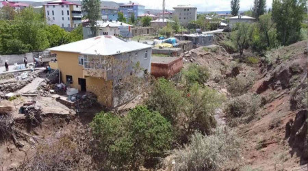Tuzluca'da evler selde zarar gördü