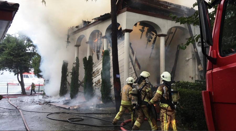 Üsküdar'da tarihi cami yandı